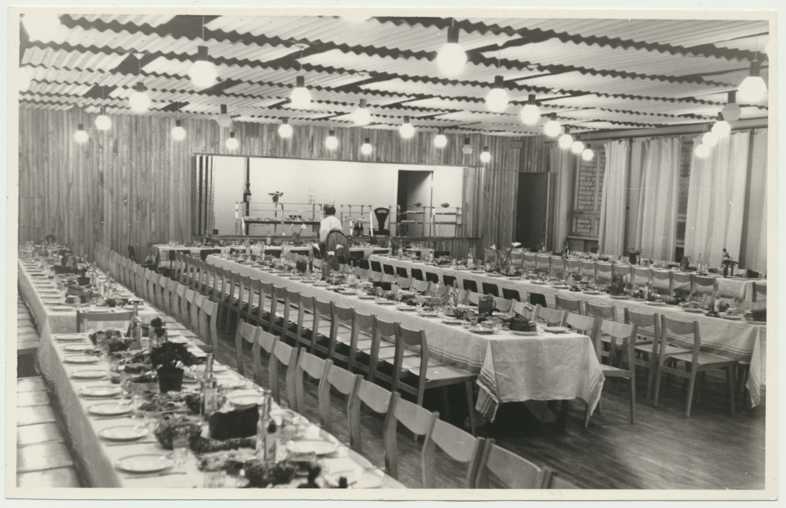 foto, Viljandi Teeninduskombinaat, saal kaetud pidulaudadega, dets. 1967