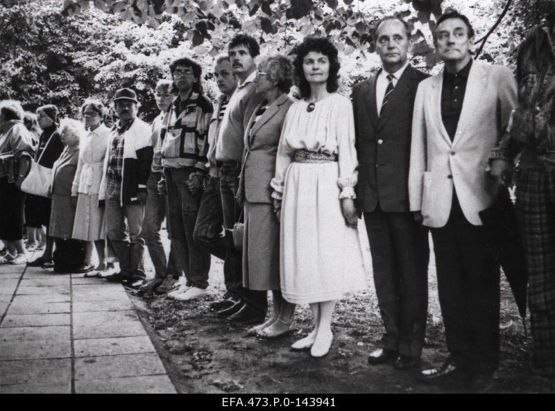 The Baltic chain Molotov-Ribbentrop Pact was concluded on the 50th anniversary. From the right: Boriss Tamm, Vaino Outdoor, May Outdoor.