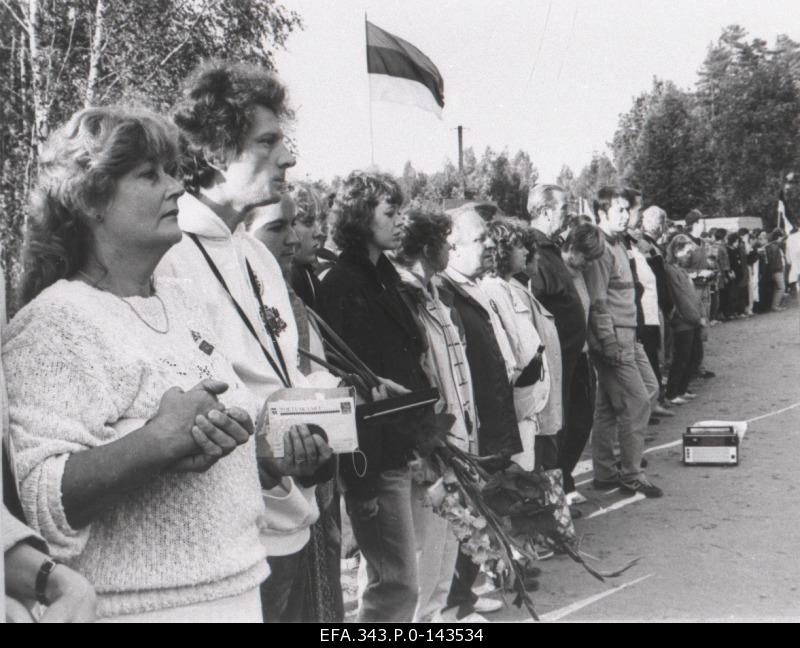 Baltic chain at the Estonian-Latvian border Molotov - Ribbentrop Pact was signed on the 50th anniversary: Mai Kolossova, Dainis Ivans.