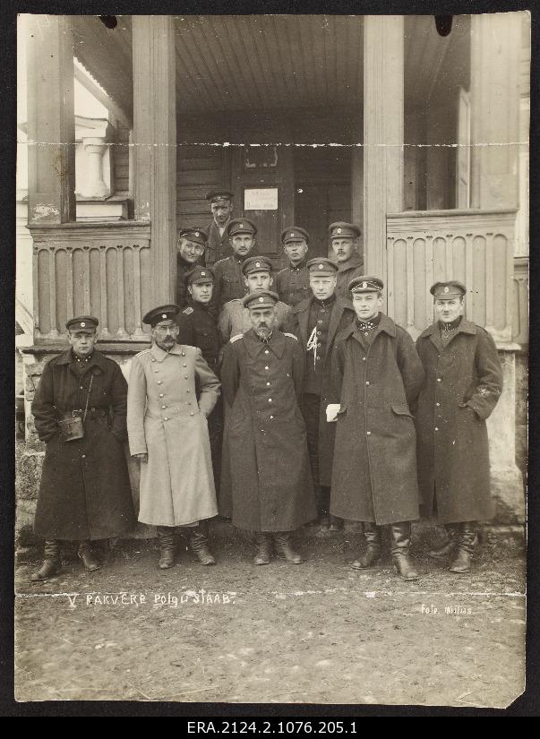 5. Footpolku staple group photo at the staple in the staple in the staple in Irboska: Adjutant Under Captain Voldemar Liiv, Under Colonel Johann Stahl, Chief of Stap Colonel Siegfried Pinding, Chief Assistance of the Road Under Captain Jakob Munner, junior Lieutenant Ralf Teiman, flagman Roge, flagman Oeso nickname Vassil, junior Lieutenant Karl Georg Zimmermann, junior Lieutenant Karl Mangus, junior Lieutenant Haas, junior Lieutenant Männik and military officer Heinrich Kiiver