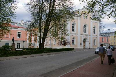 Jakobi tänav: Kuninga plats, Tartu ülikooli tagakülg ja endine Tartu ülikooli kirik.  Tartu, mai 2013.