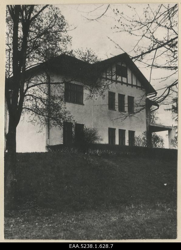 Front side of the main building of the Manor of Suure-Konguta and the valve of the vasallinn