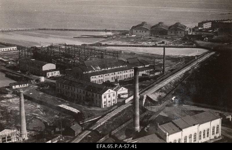 Aerofoto Peetri Laevatehas (former Noblessner Laevatehas) and water aircraft angaar (back schedule).