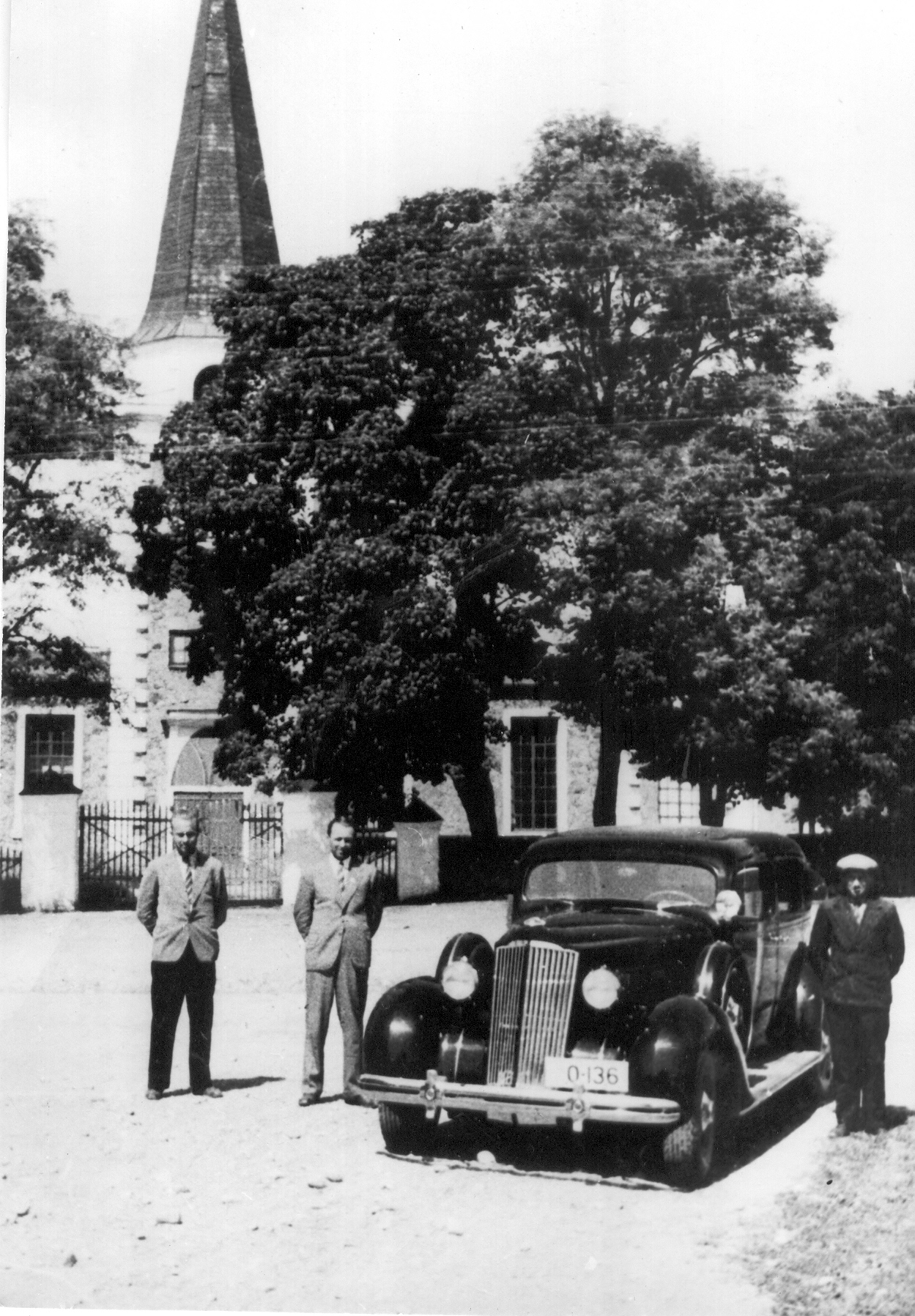 Foto.Võru Maakonnavalitsusele kuuluv luksusauto "Packard" 0- 136 1938.a. Kanepis, auto kõrval juht Johannes Kiristaja.