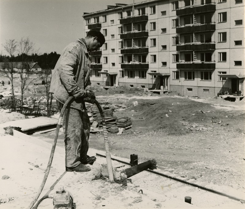 Mustamäe paneelelamu ehitus: tööline betoneerimas
