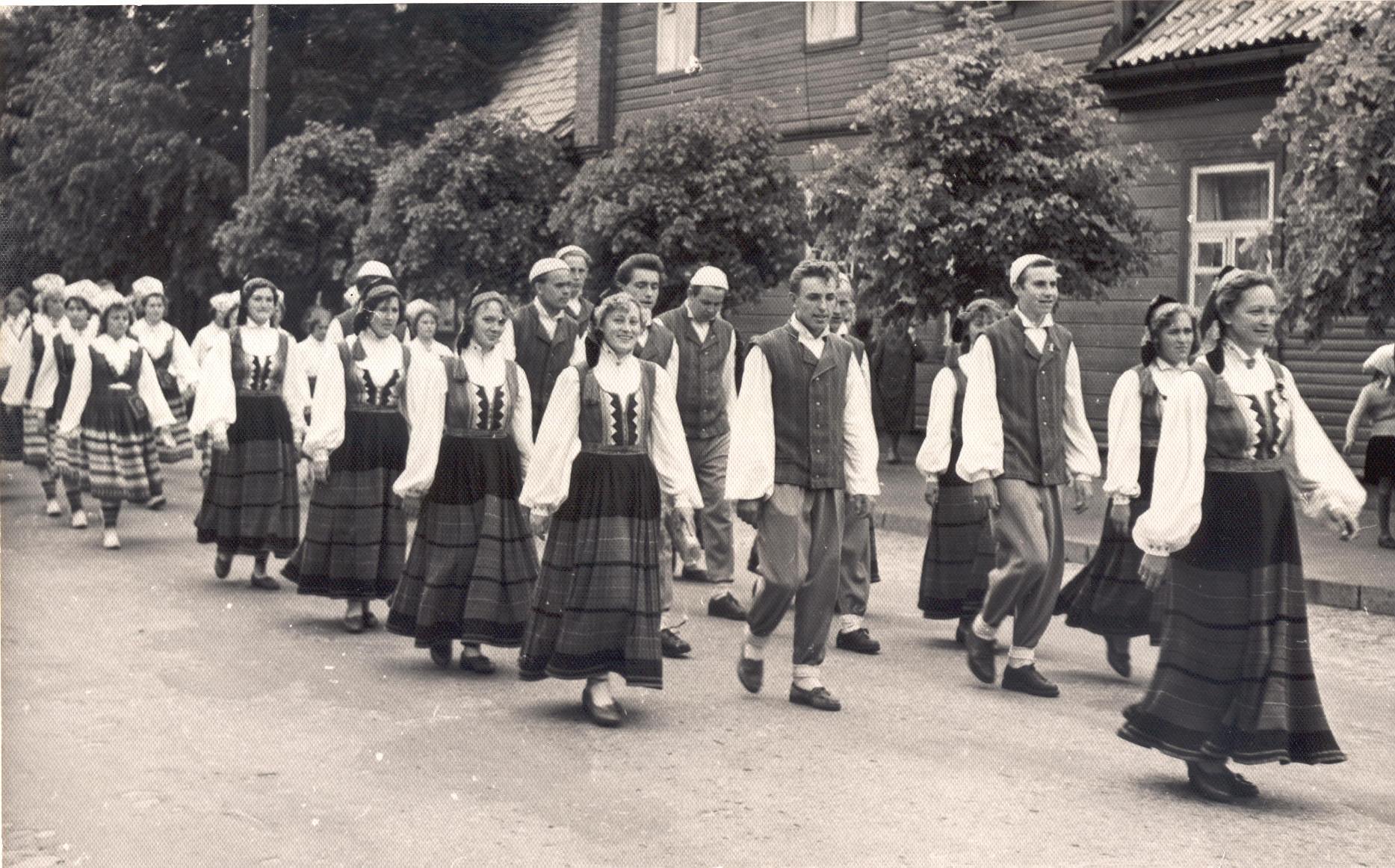 Foto. Rahvatantsijad  Võru rajooni 1962.a. laulupeo rongkäigus.
