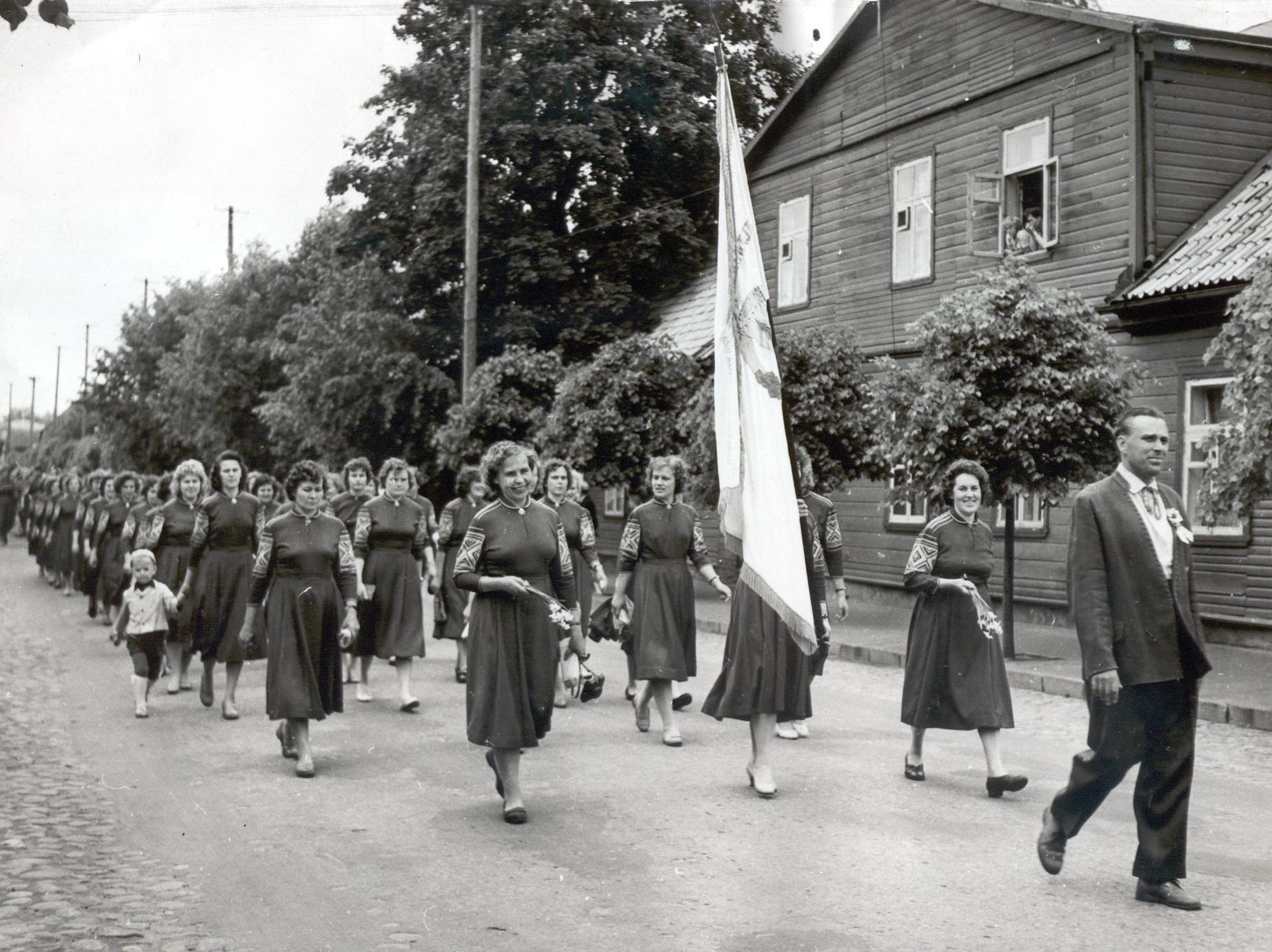 Foto. Naiskoor "Kannel" Võru rajooni 1962.a. laulupeo rongkäigus.