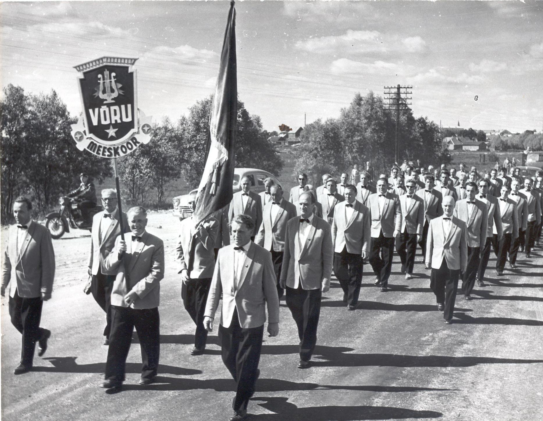 Foto. Võru meeskoor 1962.a. laulupeo rongkäigus.