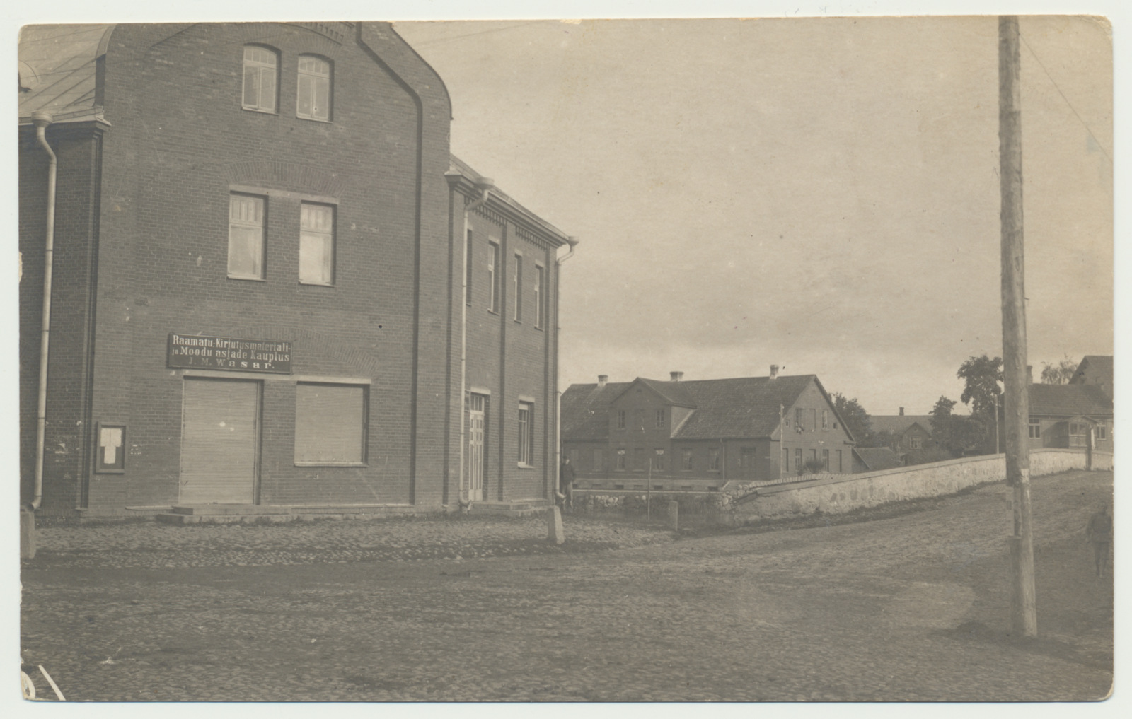 foto, Põltsamaa khk, Põltsamaa, postimaja (postkontor), J.M. Wasari pood, u 1930