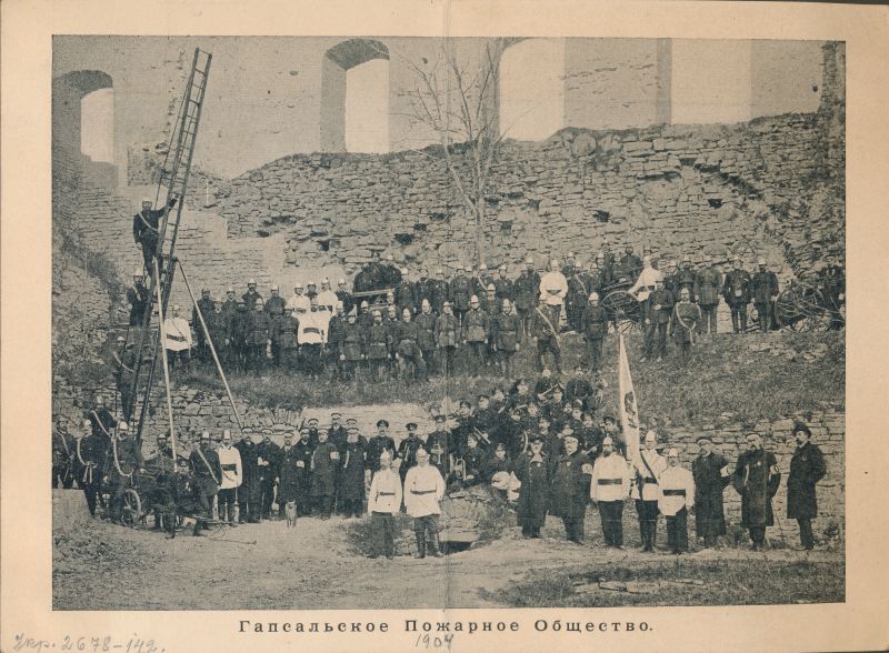 Postkaart-trükipilt. Haapsalu Tuletõrjeühing rivistatud linnuses. 1904. Dampfi album.