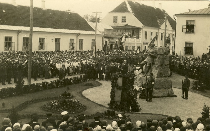 Vabadussõja mälestussamba avamine, kõneleb riigivanem Jaan Tõnisson.
