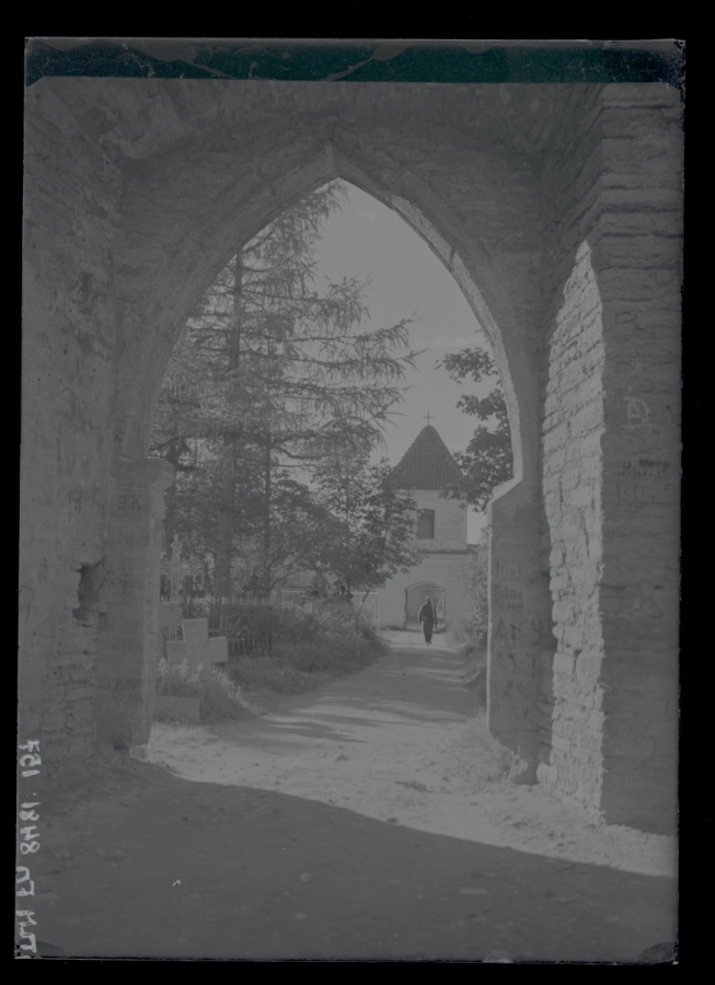 Vaade Pirita kloostrikiriku peaportaali juurest kellatorni suunas.