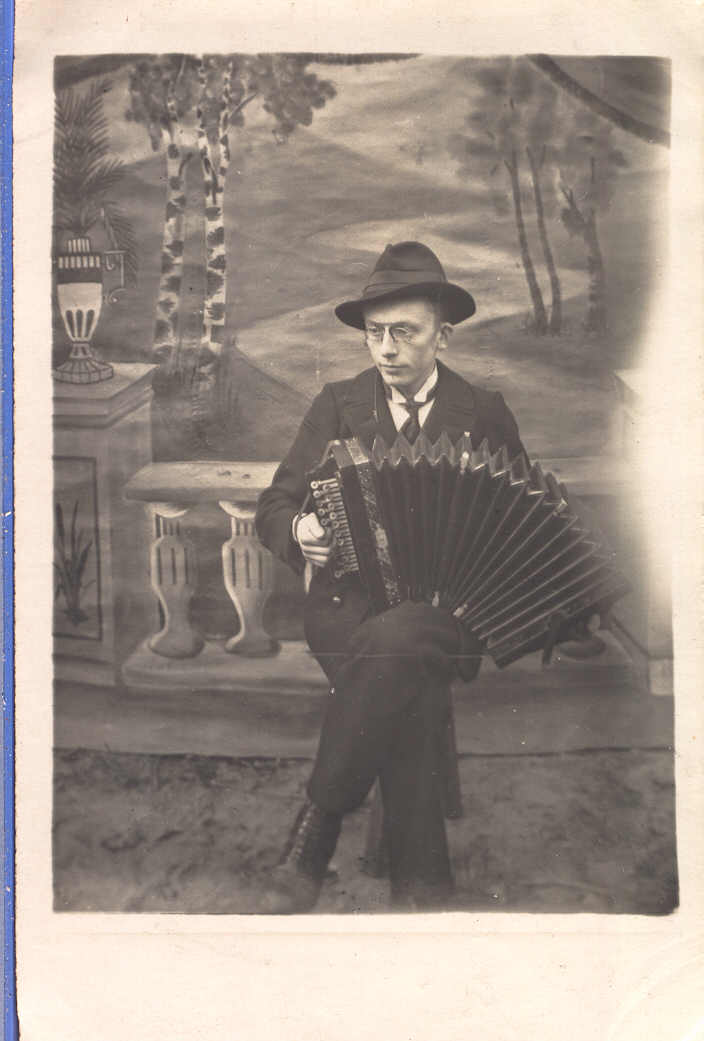 Foto Lõõtspilli (härmoonikut) mängiv August Plaks oktoobris 1917