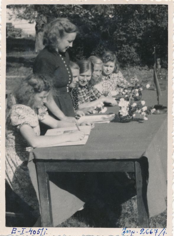 Foto. Juri Nazarovi kogu. Rändpunalipu üleandmise presiidiumilaud Taeblas. 1951 suvi.
