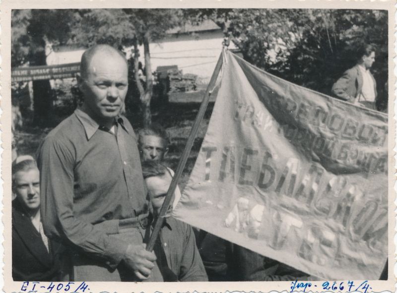 Foto. Juri Nazarovi kogu. Taebla MTJ brigadir rändpunalipuga. 1951 suvi.