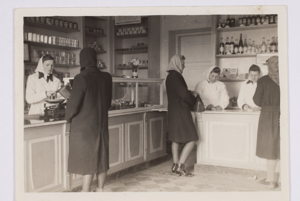 Toidukauplus raamatukaupluse kõrval. Töötas 1940. ja 1950.aastatel.