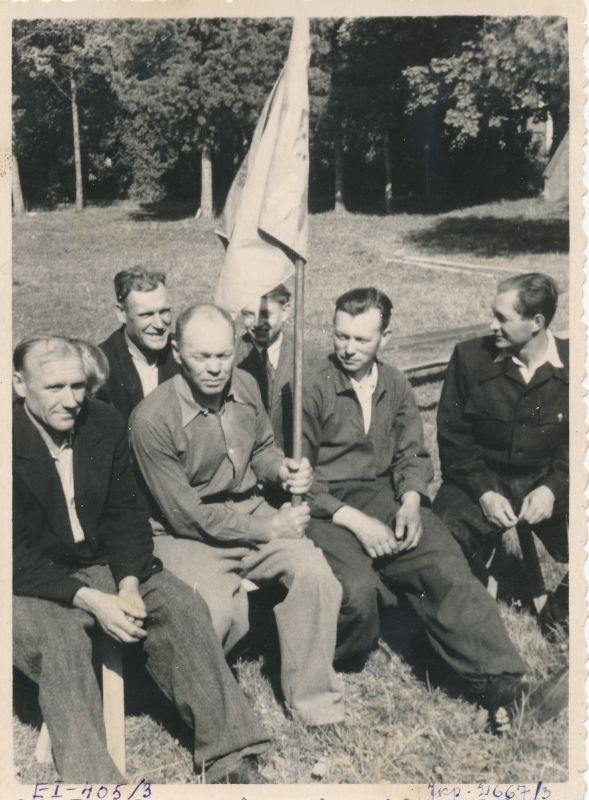 Foto. Juri Nazarovi kogu. Taebla MTJ parim brigaad rändpunalipuga. 1951 suvi.