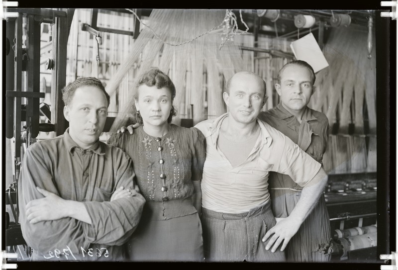Tekstiilikäitis "Punane Koit", grupp töölisi kudumissaalis