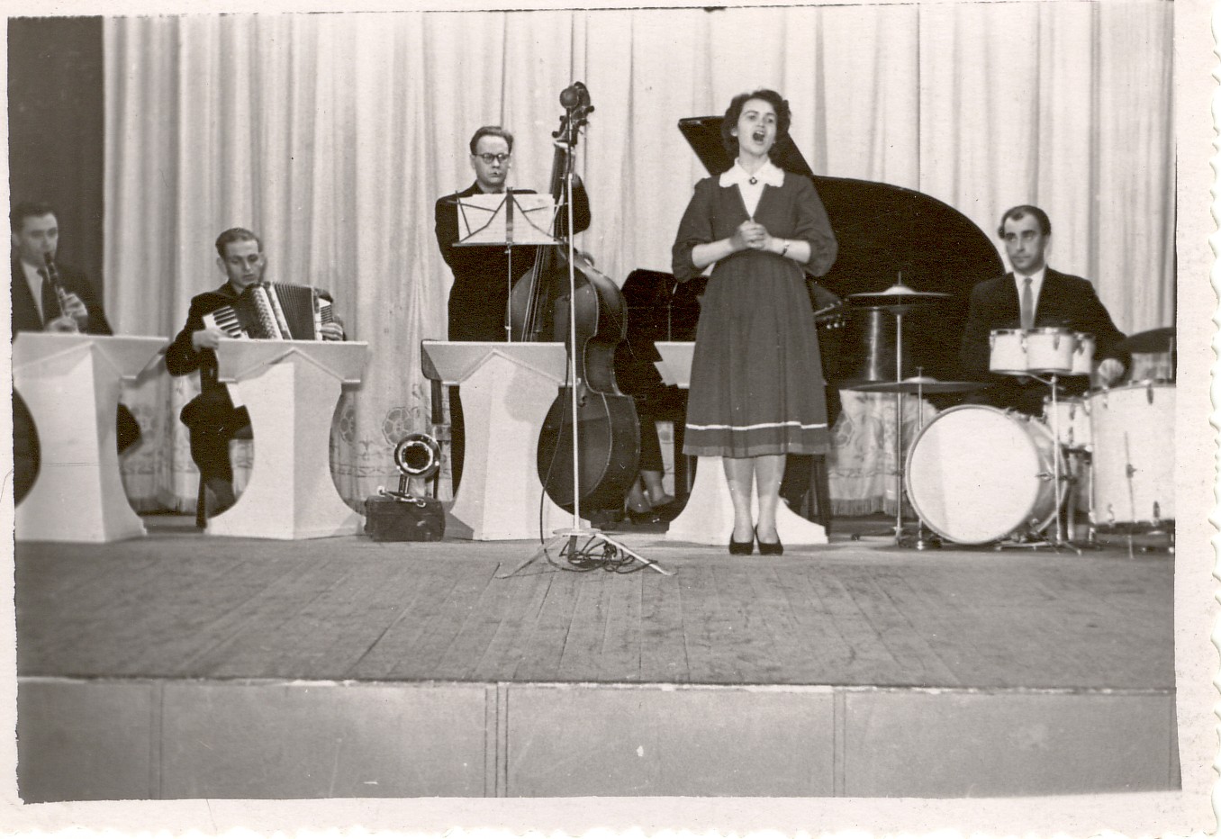 foto ja negatiiv, vokaalsolist Novella Maala esineb instrumentaalansambli saatel isetegevuskontserdil Paide Kultuurimajas 1961.a.