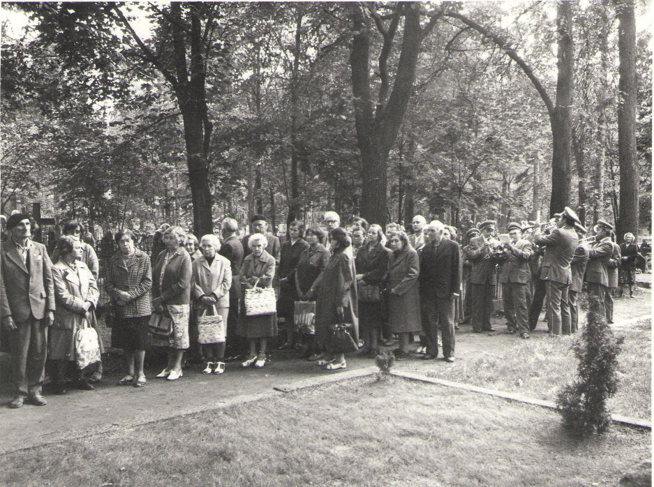 Foto. Üritusest osavõtjad Fr. R. Kreutzwaldi kalmul. Tartu, 1982.