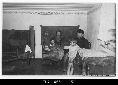New 34-12, Aigro. A couple with two small children. The man has poor health, the choice of war. Meets the responsibilities of the housewife, for which you receive prii apartment and 3000 mk monthly salary. The apartment is small, low, in the basement case. The older child is obviously not normal, 4 years old, but lacks the ability to speak.