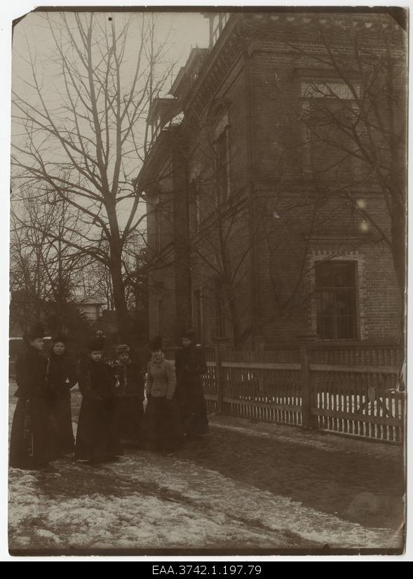 Margarethe Raehlmann with art students and sisters in winter dress in front of the house