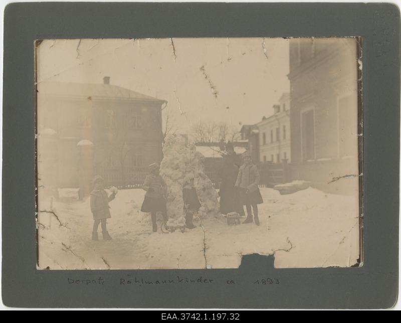 The children of Raehlmanns and their mother walking in the yard at the snowboard