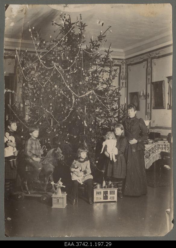 Selma Raehlmann with children in front of Christmas