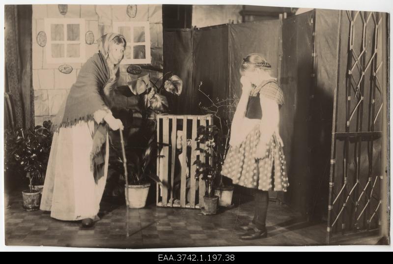 Family of Raehlmann children in the costumes of the play "Hansuke and Greteke"