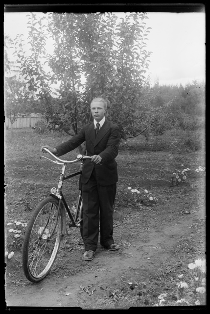 Noormees jalgrattaga