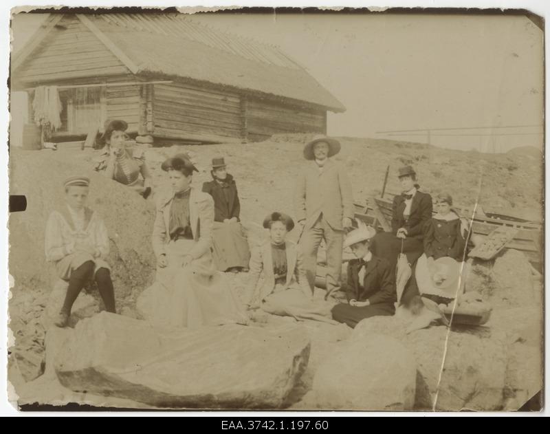Families Raehlmanns and Kossmanns and L.H.Dietze on the sea coast at the network house