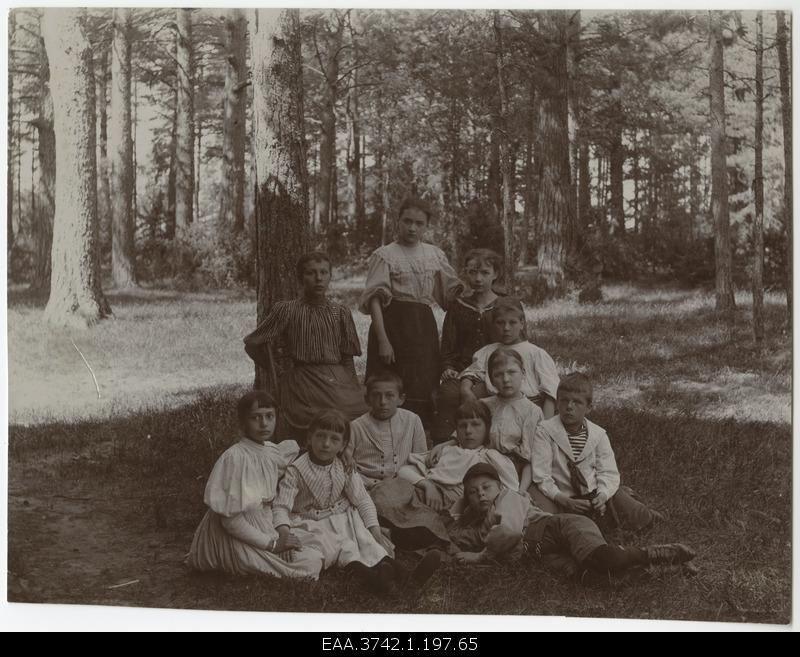 Family of Raehlmann's children with relatives and game partners near Pühajärve under the pine forest