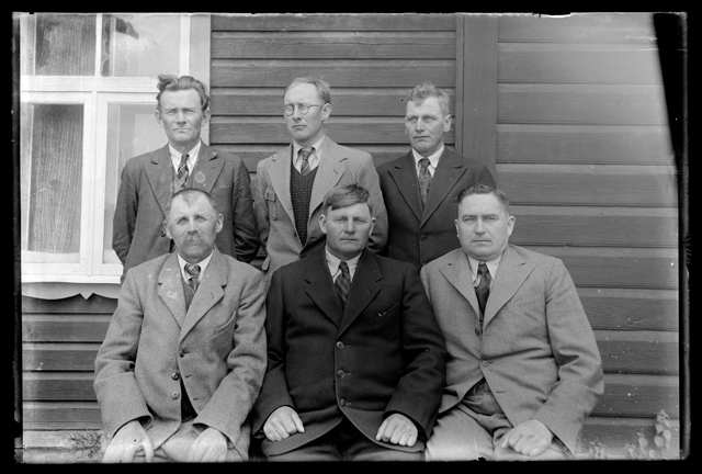 Meeste rõivastus - ülikondades ja lipsudega mehed maja juures õues