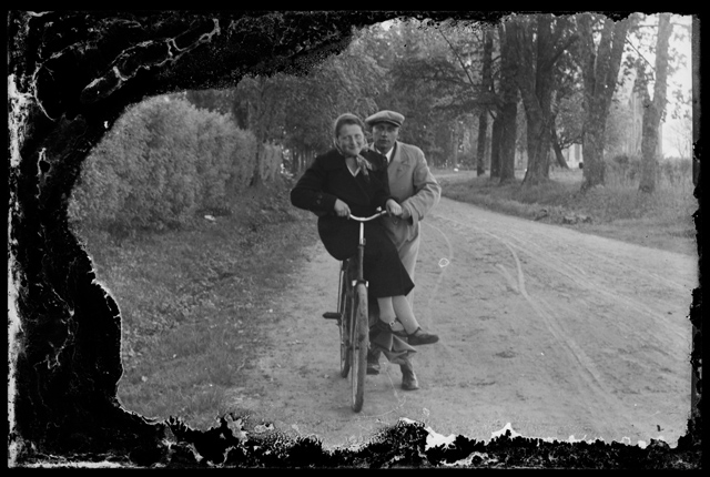 Mees ja naine jalgrattaga