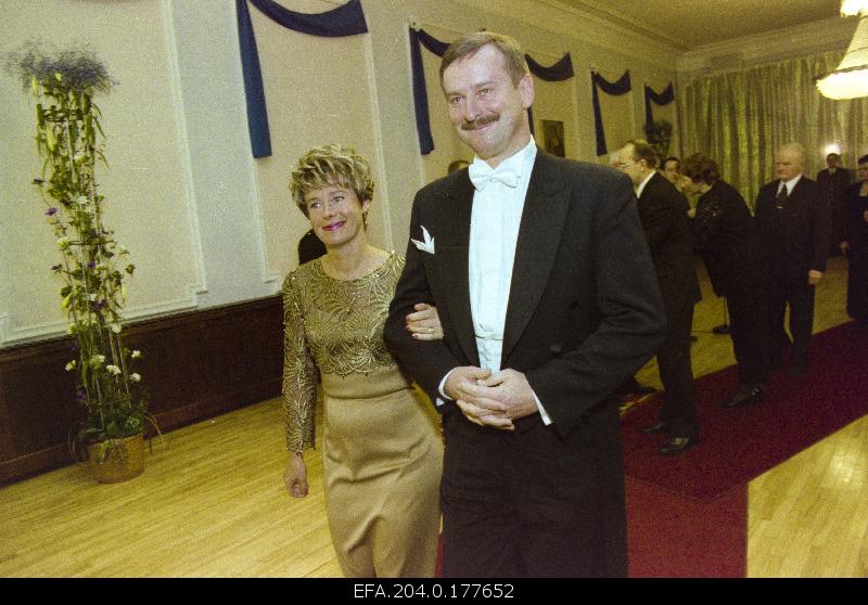 Member of the Riigikogu Siim Kallas and his wife on the anniversary of the reception of the President of the Republic of Estonia at the Estonian Theatre.