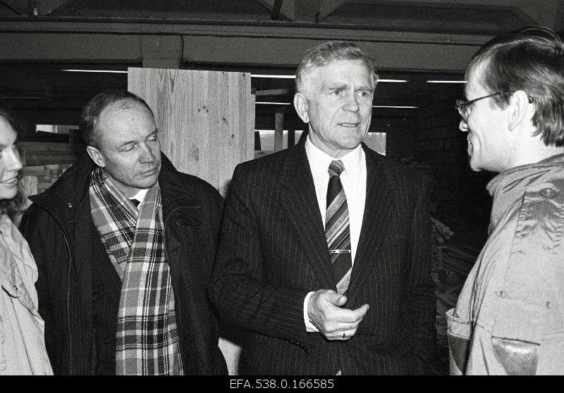 Prime Minister Andres Tarand (in the middle) and Võru rural elder Tiit Soosaar (in the left) are acquainted with the work of as Barrus. Urmas Lillepuu, Executive Director on the right.