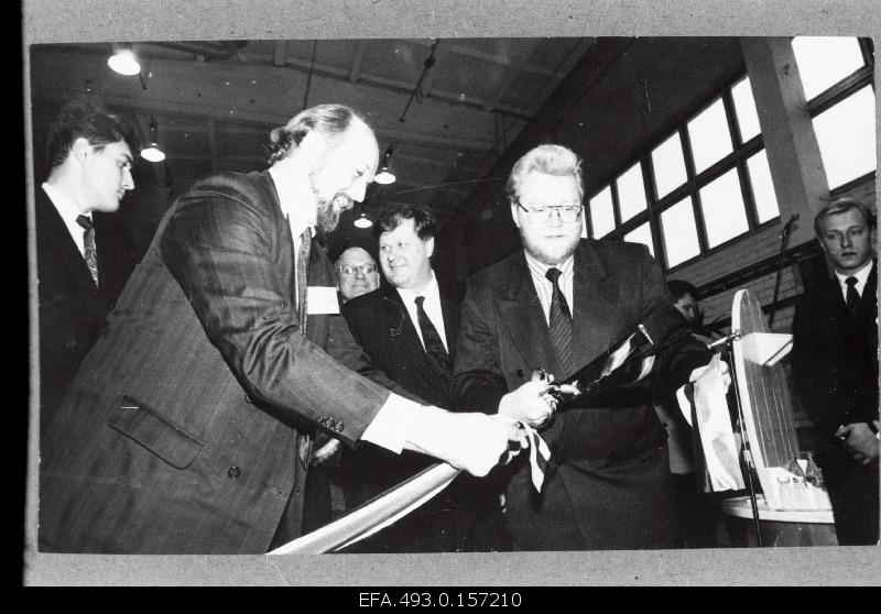 At the opening of the factory “Keila Kaabel”, the Estonian Prime Minister Mart Laar (best), alongside him, the Finnish Minister for Industry and Trade Seppo Käärinen, cuts the tape.