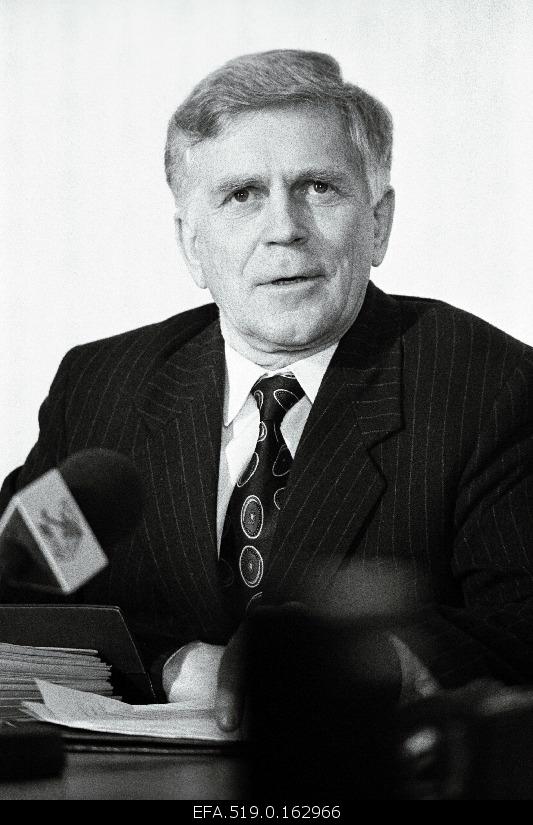 Andres Tarand participates in the press conference of the Government of the Republic.