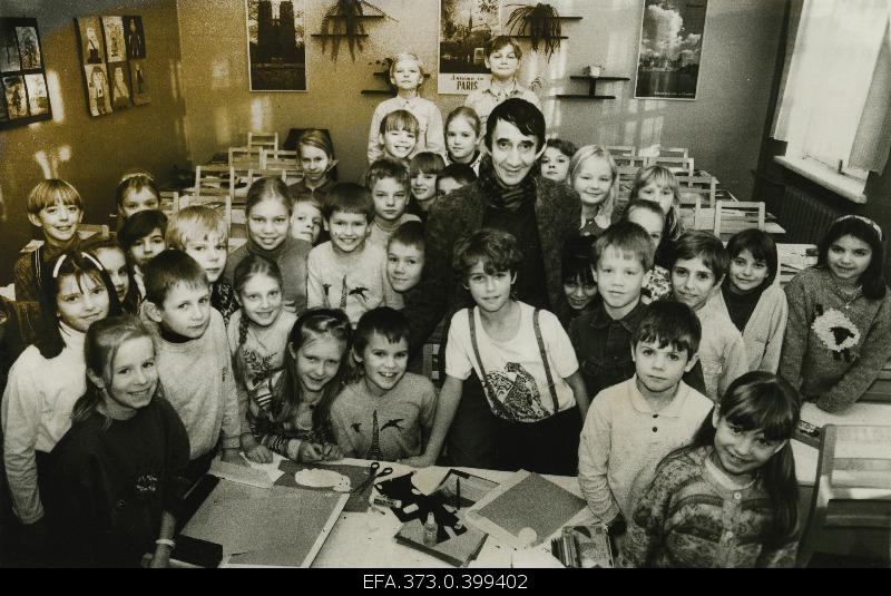 Lauri Leesi, Director of the French Luceum, elected by the Children's Parliament in 1996 as the most child-friendly public figure in 1996, together with his students.