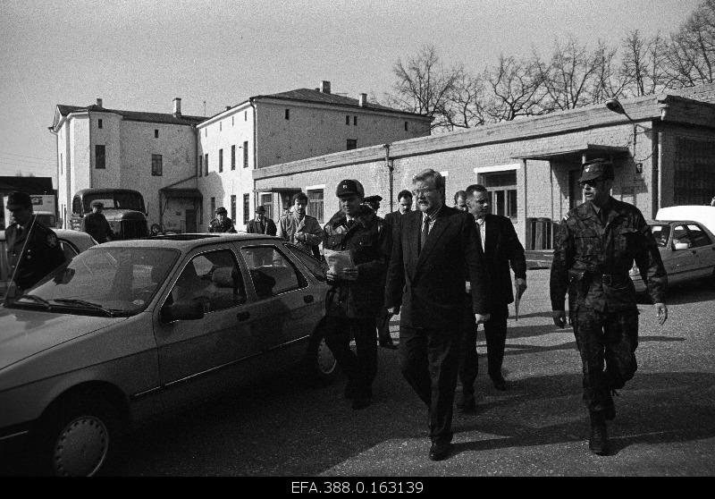 Prime Minister Mart Laar (in front) visited Viljandi during the former Soviet military army.