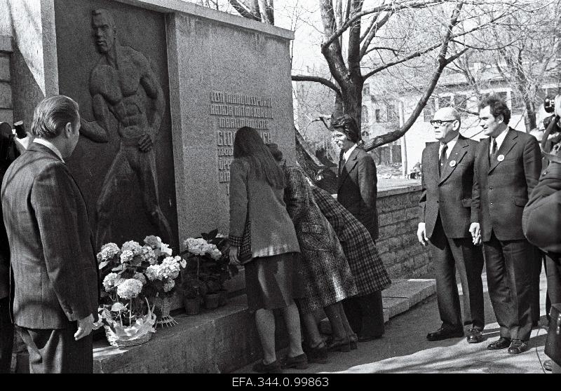 Tallinna 2. In the case of the 100th anniversary of the birth of the heavy labourer g. Lurich, high school students put flowers to his barreljef. From the right, the 2nd Corypheee of landing Johannes Kotkas.