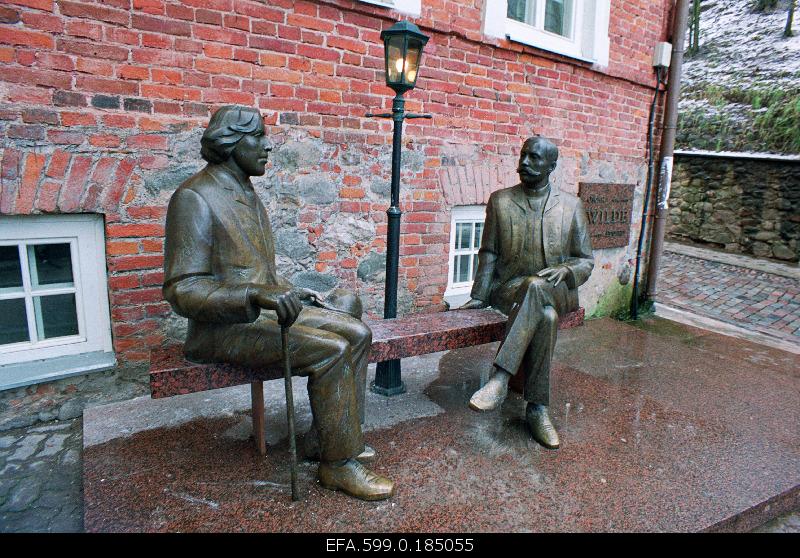 Oscar Wilde and Eduard Vilde's memorial in front of Wilde's cafe.