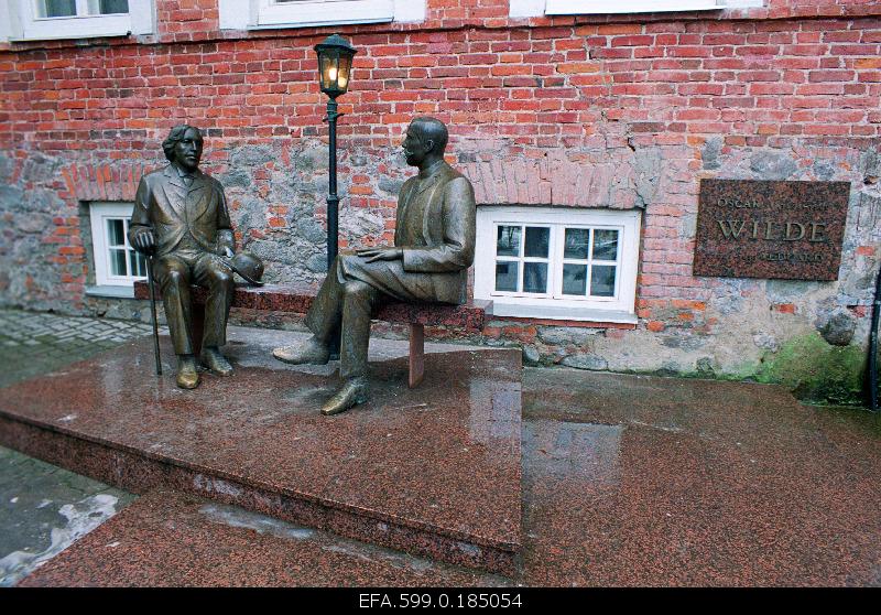 Oscar Wilde and Eduard Vilde's memorial in front of Wilde's cafe.