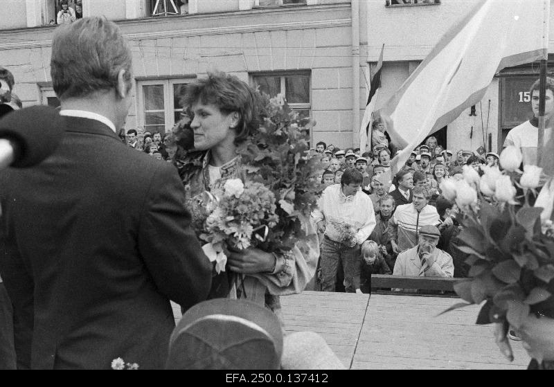 The secretary of the Central Committee of the ECB, Indrek Toome, congratulates the Olympic winner of Soul Erika Salumäed on the award of the Olympics at the Raekoja Square.