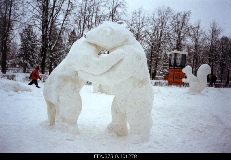 The snow snow sculpture "Dear bears" of the students of the Tartu Art School of Woods has been the first to play in the Tartu Snowlinna Construction Competition.