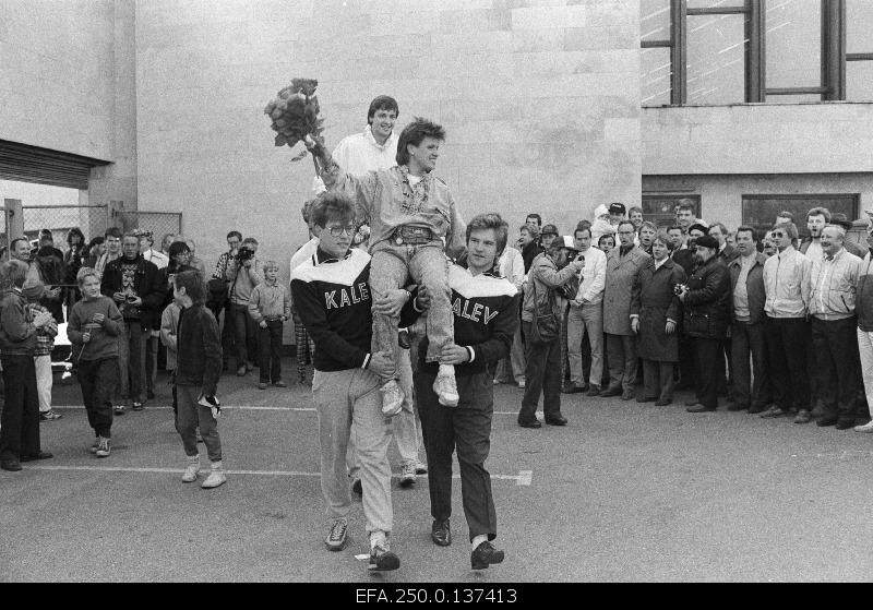 Soul Olympic winners Bicycle Erika Salumäe and basketballer Tiit Sokk on the way to the midget of respect for the Olympics on the Raekoja Square.