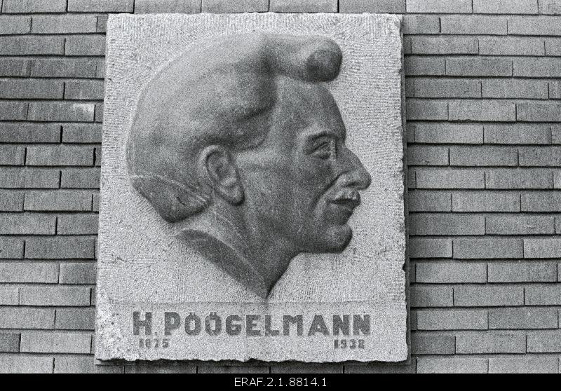 Hans Pöögelmanni barreljeef in Tallinn on the front wall of the accessory of the Electrotech Factory called H.Pöögelmann.