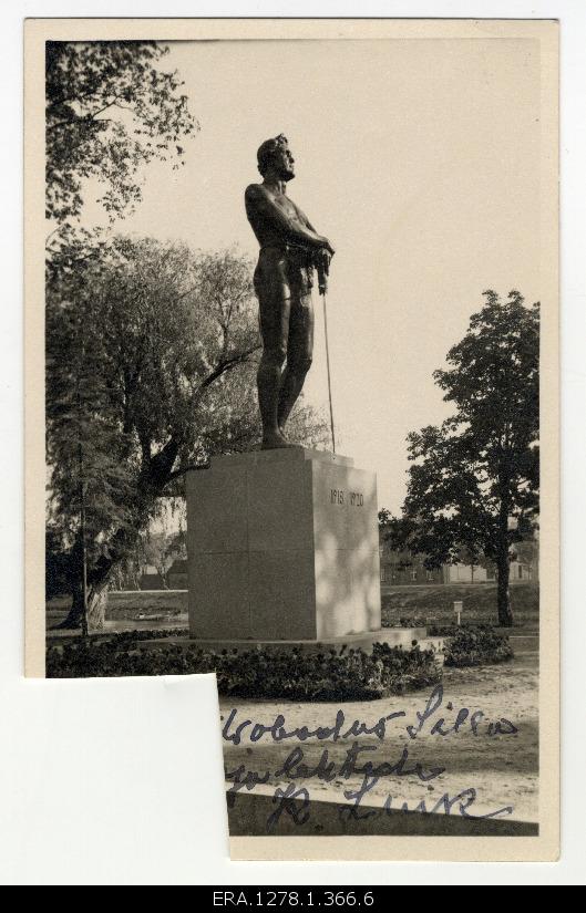 K. Luige sent a photo postcard from the memory pillar of the fallen in the War of Independence in Tartu.