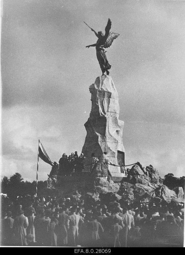 The opening of the Russalka Memorial pillar made by sculptor a. Adamson in Tallinn. Left: 1. Governor of Estonia Alekseki Bellegarde.