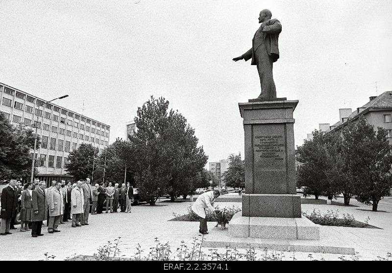 The delegation of Czechoslovakia from SV places flowers in V.I. To Lenin's honest pillar in Tallinn in front of the central committee building.